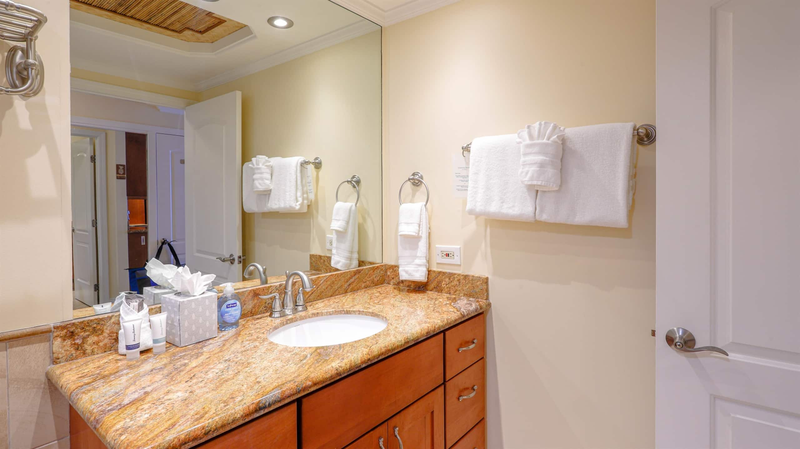Condo in Lahaina · ★5.0 · Studio · 1 bed · 1 bath - Image 17