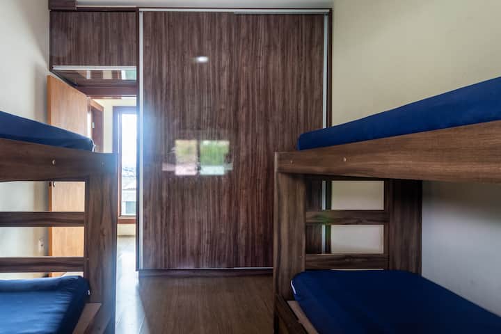 Mantenha seus pertences organizados no espaçoso guarda-roupas