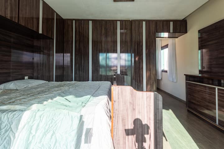 Na suíte 1 há 1 cama king size para você descansar