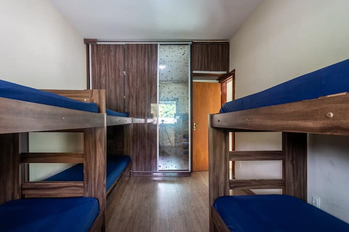 Tenha tudo em ordem usando o guarda-roupas à sua disposição