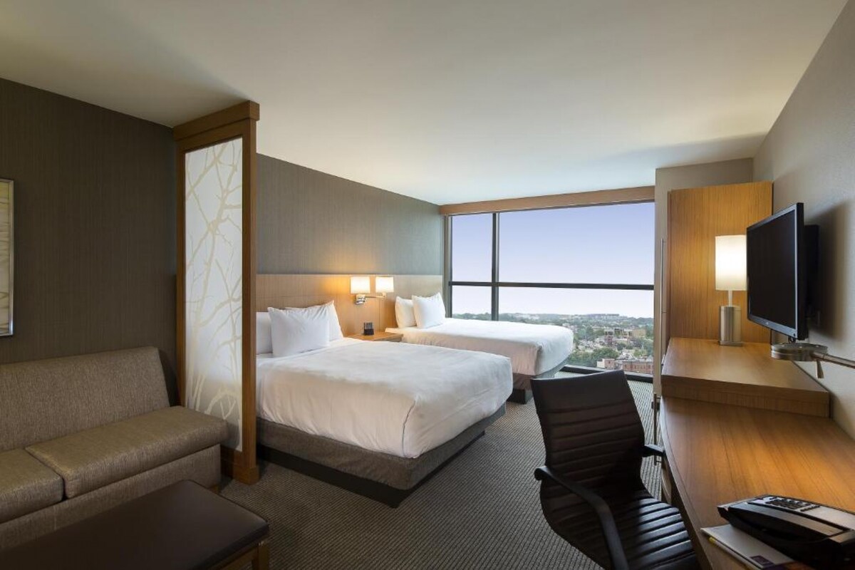 1. Soba s bračnim krevetom (160x200), dva bračna kreveta (1,6x2) i kaučem na