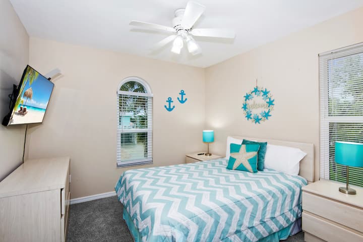 Dormitorio de invitados con cama tamaño queen