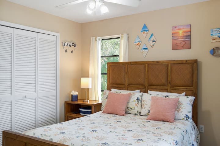 Dormitorio principal con cama tamaño queen