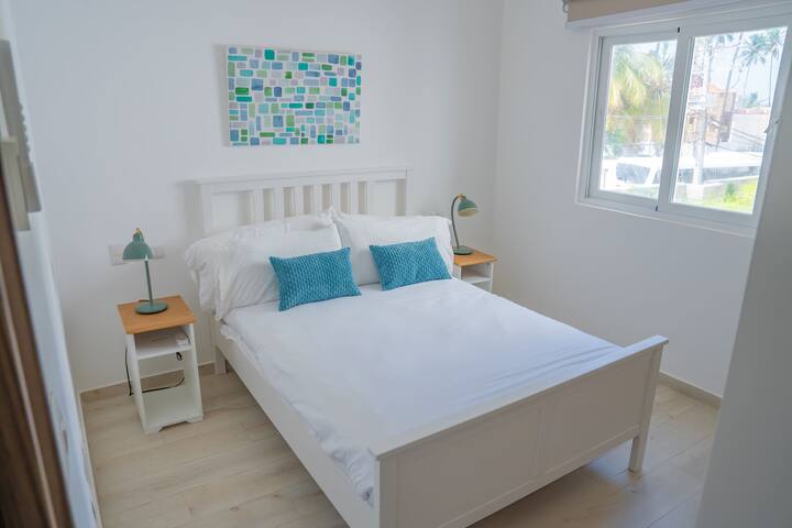 Habitación con cama queen size
