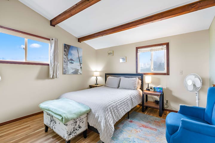 غرفة نوم واسعة بسرير بحجم كبير.