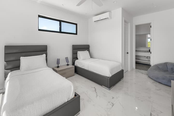 Udobna spavaća soba s dva jednostruka kreveta.