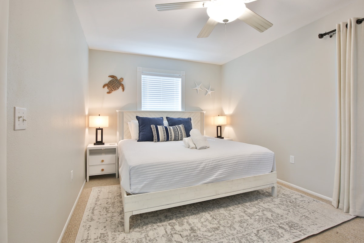 Მთავარი საძინებელი 193 × 203 სმ ზომის საწოლით