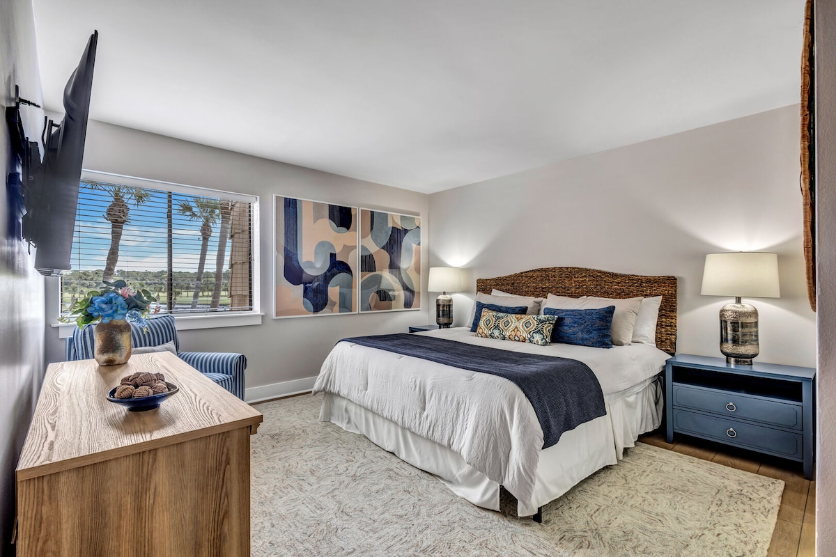 Dormitorio 1: suite principal con cama tamaño king, baño privado con tocador doble y ducha a ras de suelo, TV inteligente
