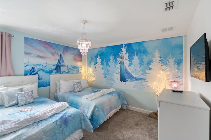 שני חדרי שינה כפולים 7 קומות למעלה 32" טלוויזיית רוקו נושא פרוזן