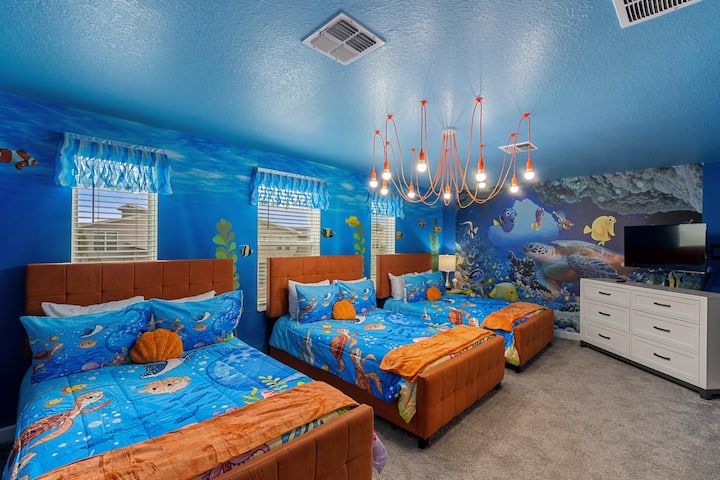שלוש מיטות זוגיות, חדר שינה 9 בקומה העליונה, טלוויזיית רוקו 40 אינץ' בנושא Finding Nemo