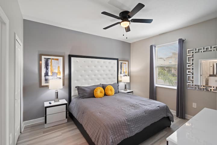 חדר שינה קינג 2 חדר רחצה משותף בקומה התחתונה