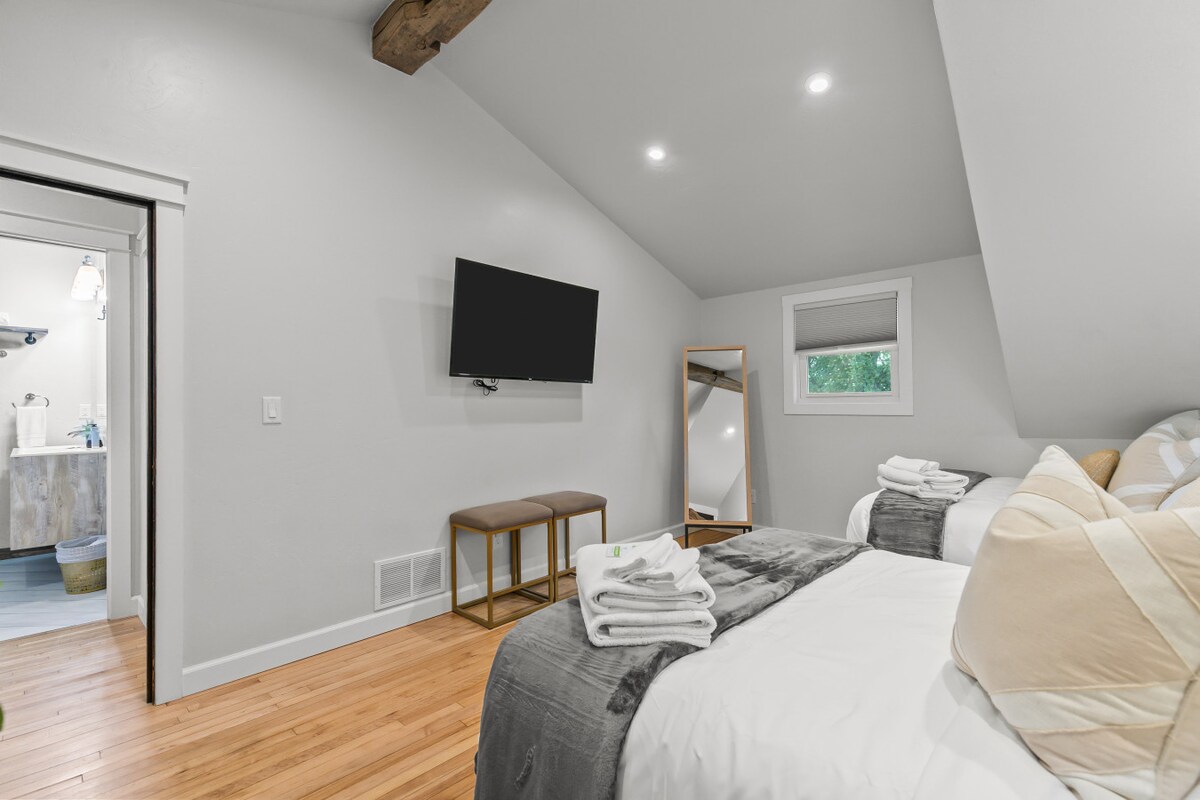 Სმარტ-ტელევიზორი და სრულმეტრაჟიანი სარკე გასართობად და მოსამზადებლად.