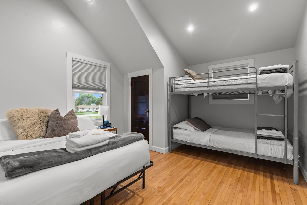 Საძინებელი 2: არის 1 ორადგილიანი საწოლი და 1 ორადგილიანი ორსართულიანი საწოლი - იდეალურია ბავშვებისთვის ან დამატებითი სტუმრებისთვის. 