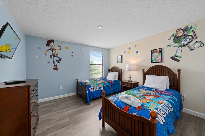 Una habitación perfecta para los niños, con TV, espacio en el armario y un práctico baño Jack y Jill que se conecta a un dormitorio tamaño king.