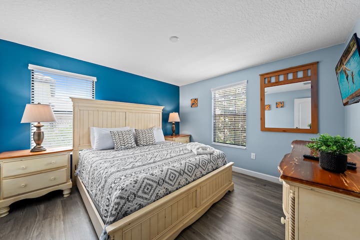 Descansa tranquilo en nuestras camas de alta calidad después de un día lleno de diversión en los parques.