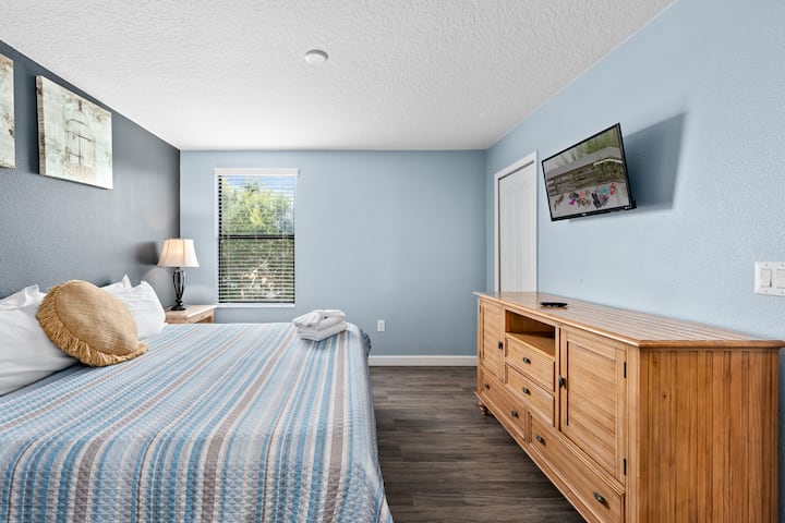 Descansa tranquilo en nuestras camas de alta calidad después de un día lleno de diversión en los parques.