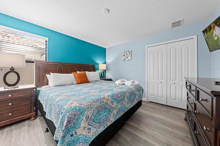 Descansa tranquilo en nuestras camas de alta calidad después de un día lleno de diversión en los parques.