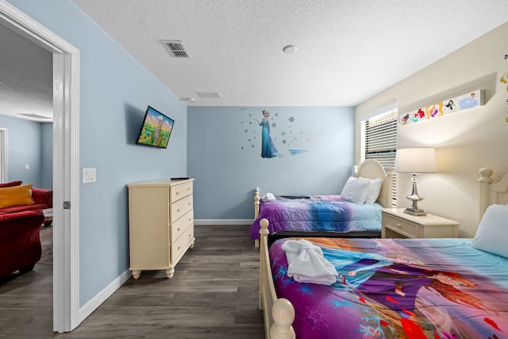 Cada habitación cuenta con su propio televisor y espacio en el armario para tu comodidad.