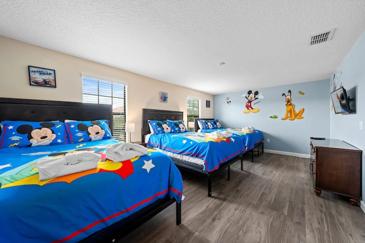 Descansa tranquilo en nuestras camas de alta calidad después de un día lleno de diversión en los parques.