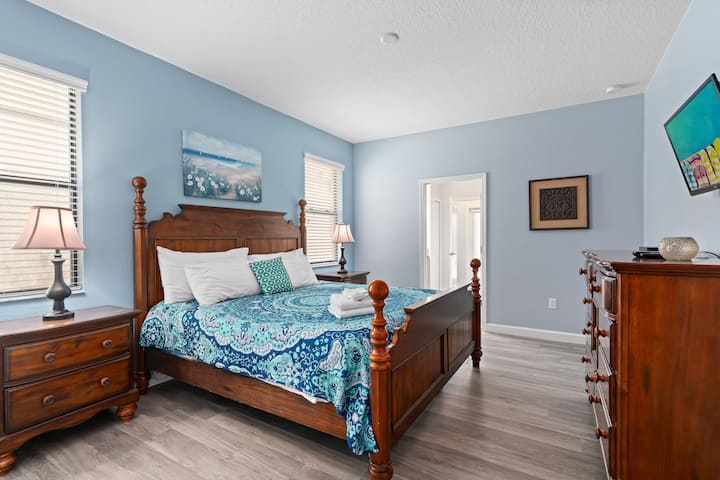 Descansa tranquilo en nuestras camas de alta calidad después de un día lleno de diversión en los parques.