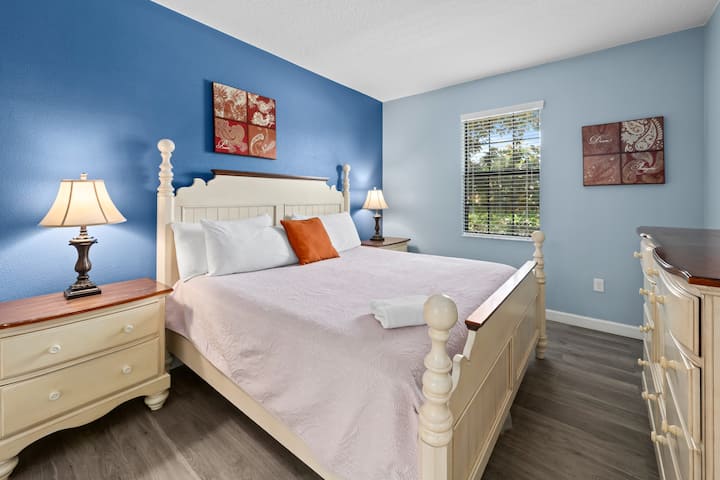 Descansa tranquilo en nuestras camas de alta calidad después de un día lleno de diversión en los parques.