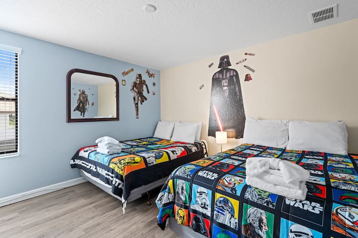 Descansa tranquilo en nuestras camas de alta calidad después de un día lleno de diversión en los parques.