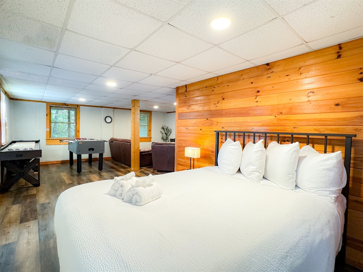 Suterén na spodnom poschodí je prístupný z vonkajších dverí (žiadny vnútorný prístup). Posteľ je super pohodlná manželská posteľ s vysokým počtom vlákien, luxusnými plachtami a posteľnou bielizňou.