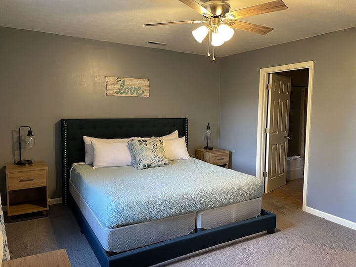 El dormitorio 1 incluye una cama tamaño king con baño privado