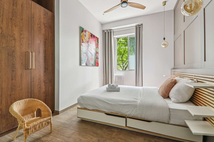 חדר שינה ראשון עם מיטה זוגית 