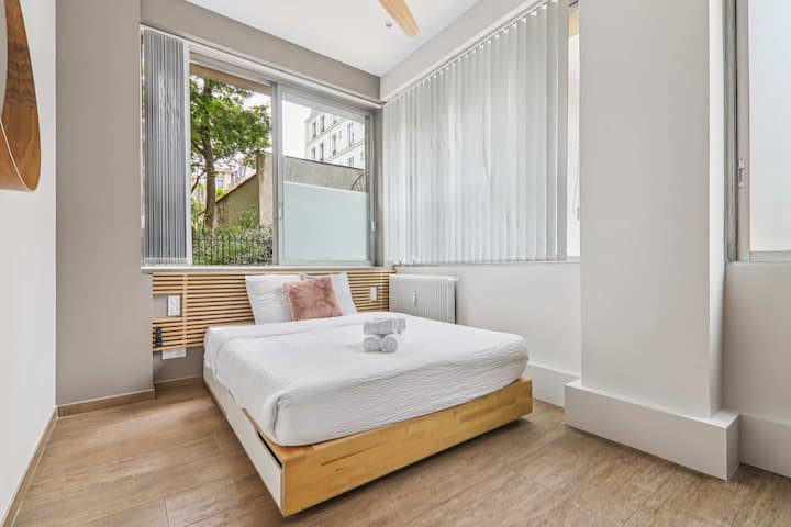 חדר שינה שלישי עם מיטה זוגית 