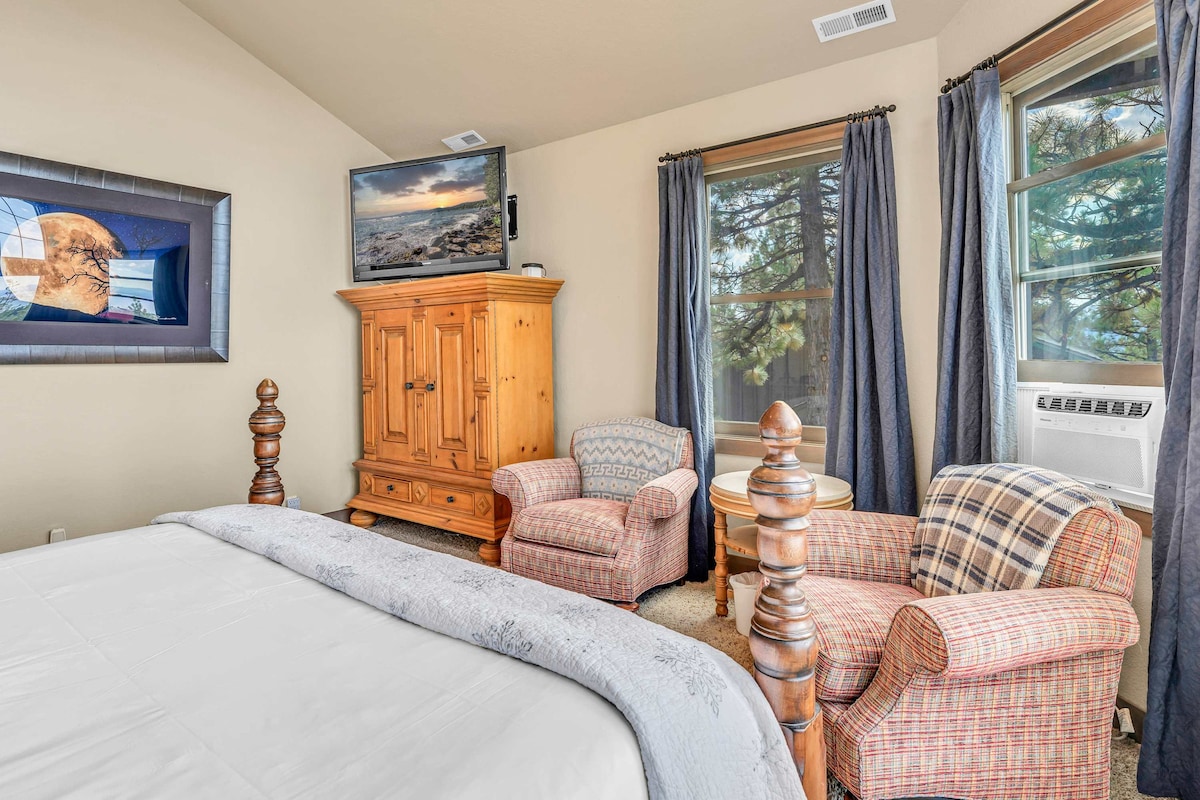 Საძინებელი 4 (ზედა სართული): დიდი საწოლი, ჯულიეტის აივანი, Roku TV, სააბაზანო