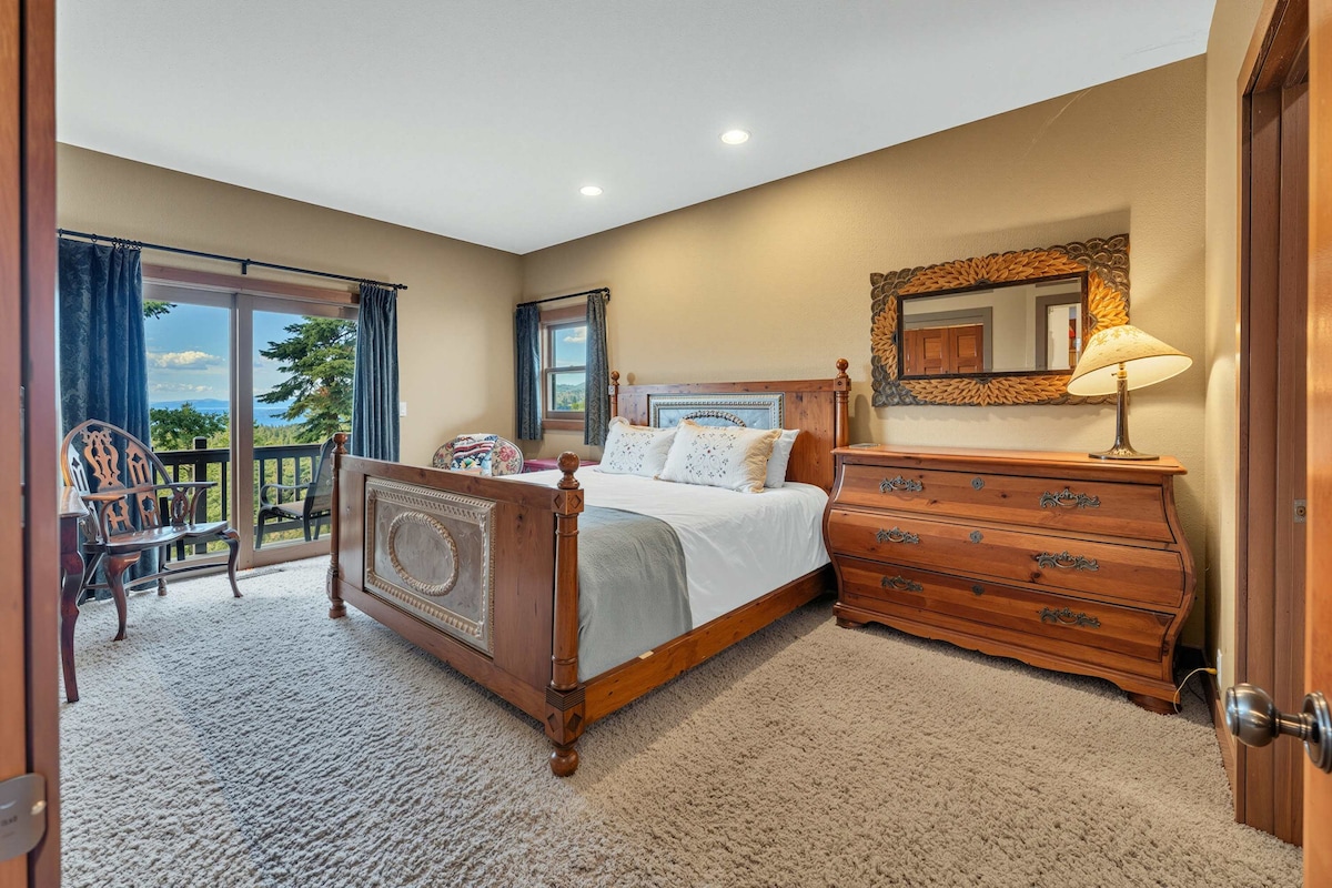 Საძინებელი 1 (მთავარი სართული): დიდი საწოლი, სააბაზანო, შესასვლელი ტერასაზე