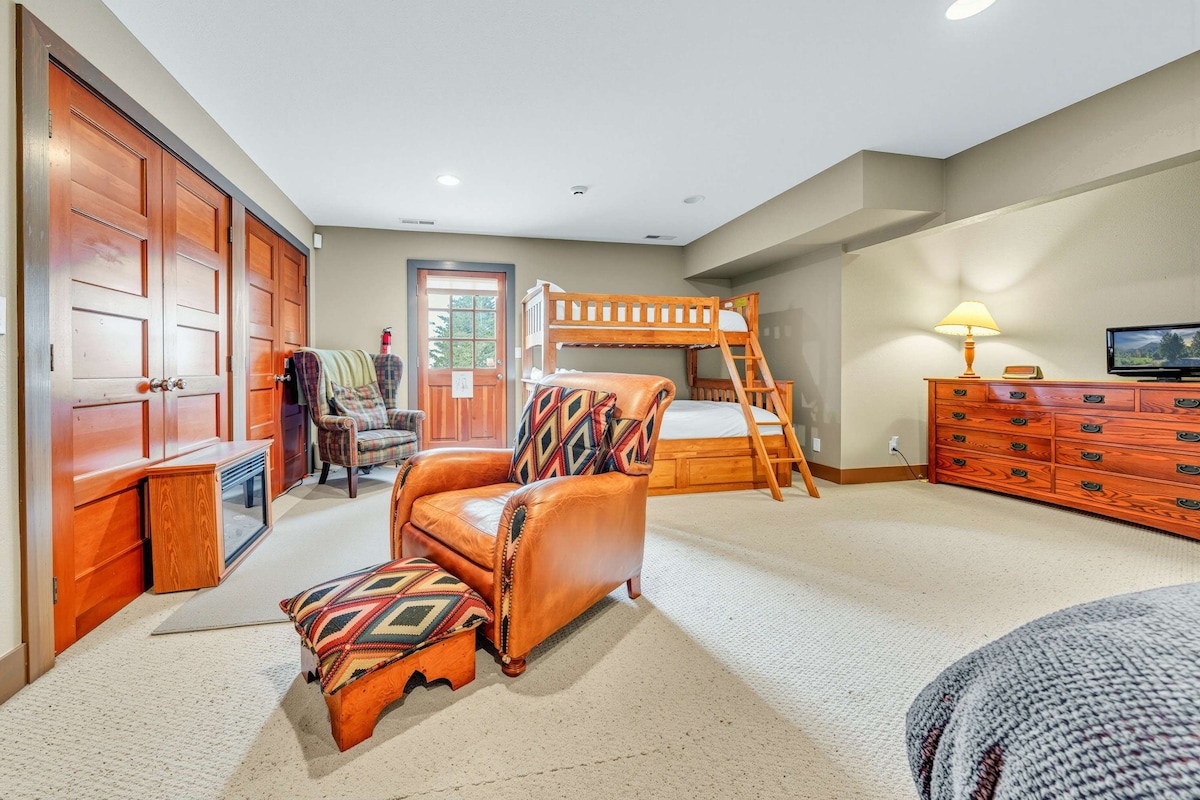 Საძინებელი 5 (ქვედა სართული): ორადგილიანი საწოლი, ორადგილიანი/ორადგილიანი ორსართულიანი საწოლი თასმით, Roku TV