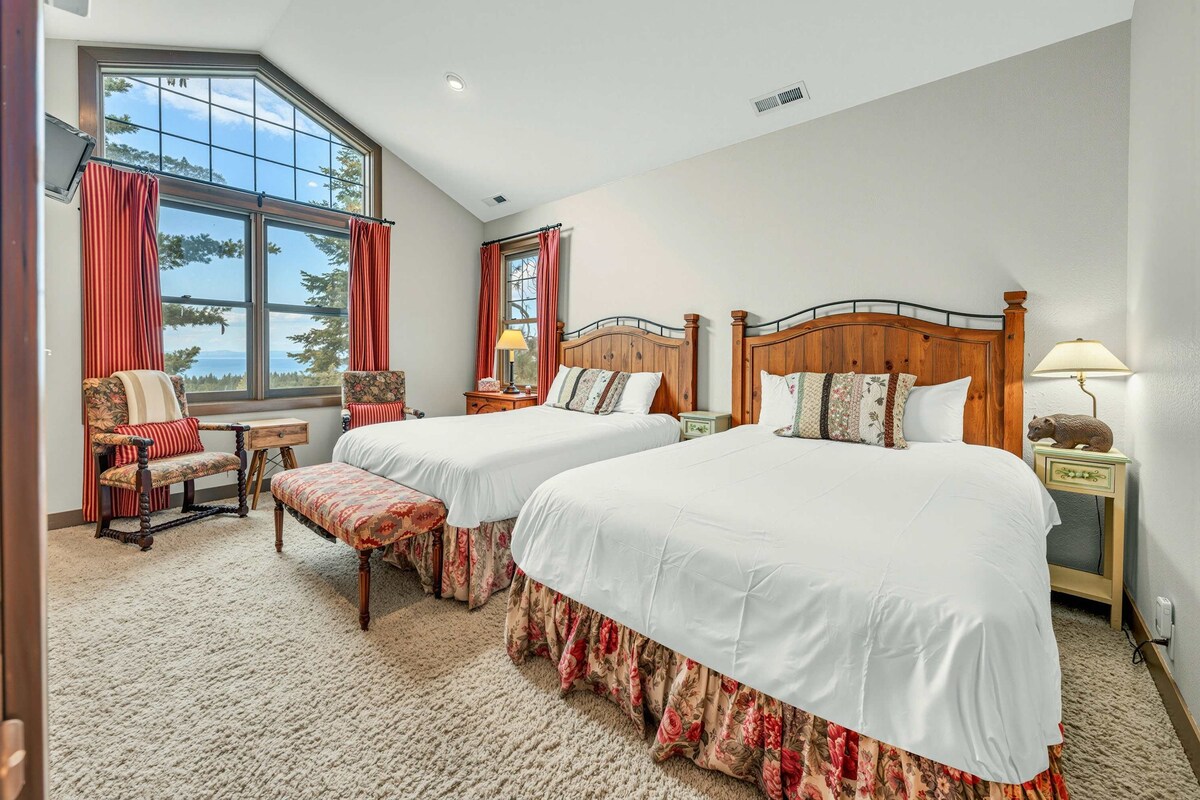 Საძინებელი 2 (ზედა სართული): 2 საწოლი, ტბის ხედი