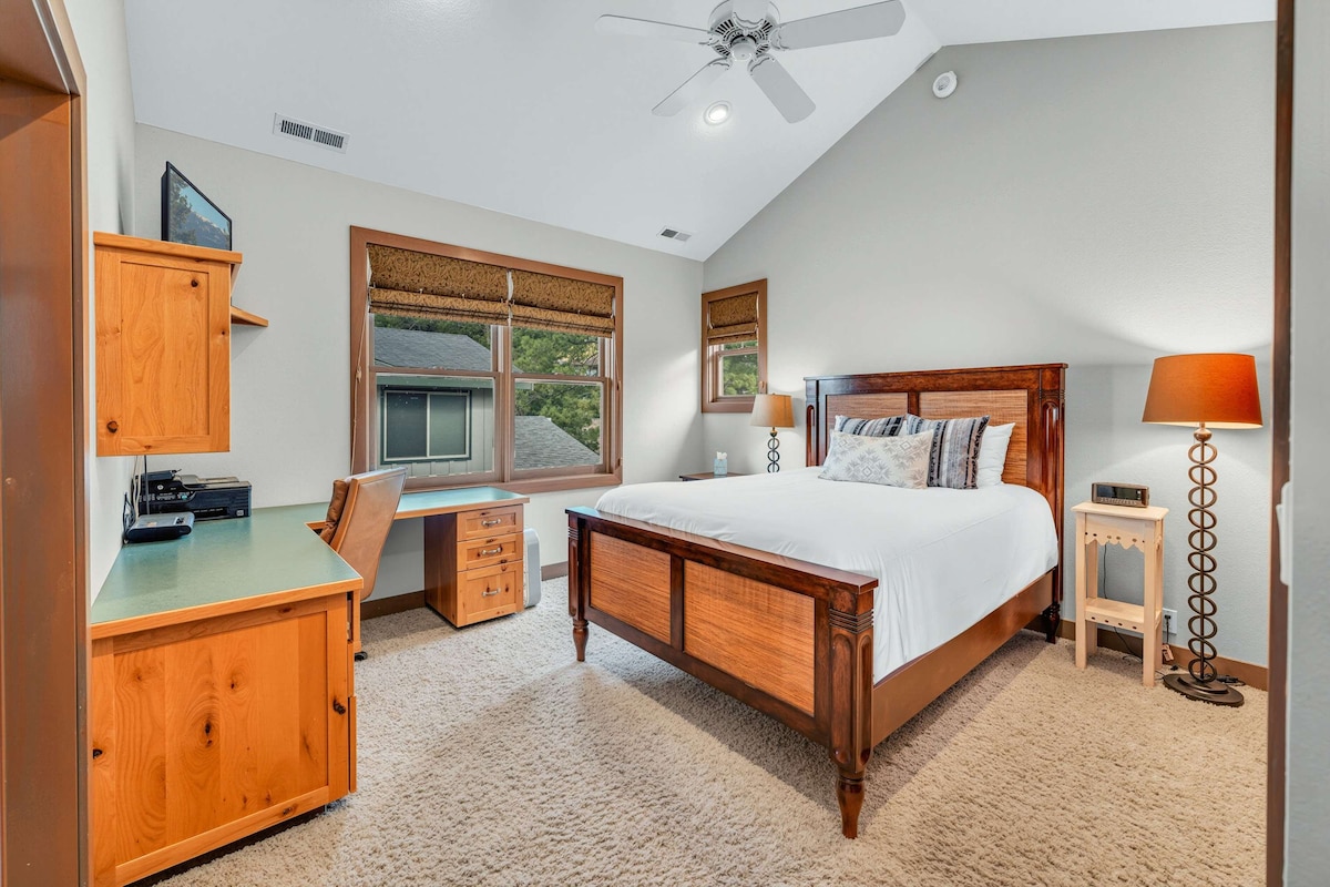 Საძინებელი 3 (ზედა სართული): საწოლი 152 × 203 სმ, სამუშაო სივრცე, Roku TV