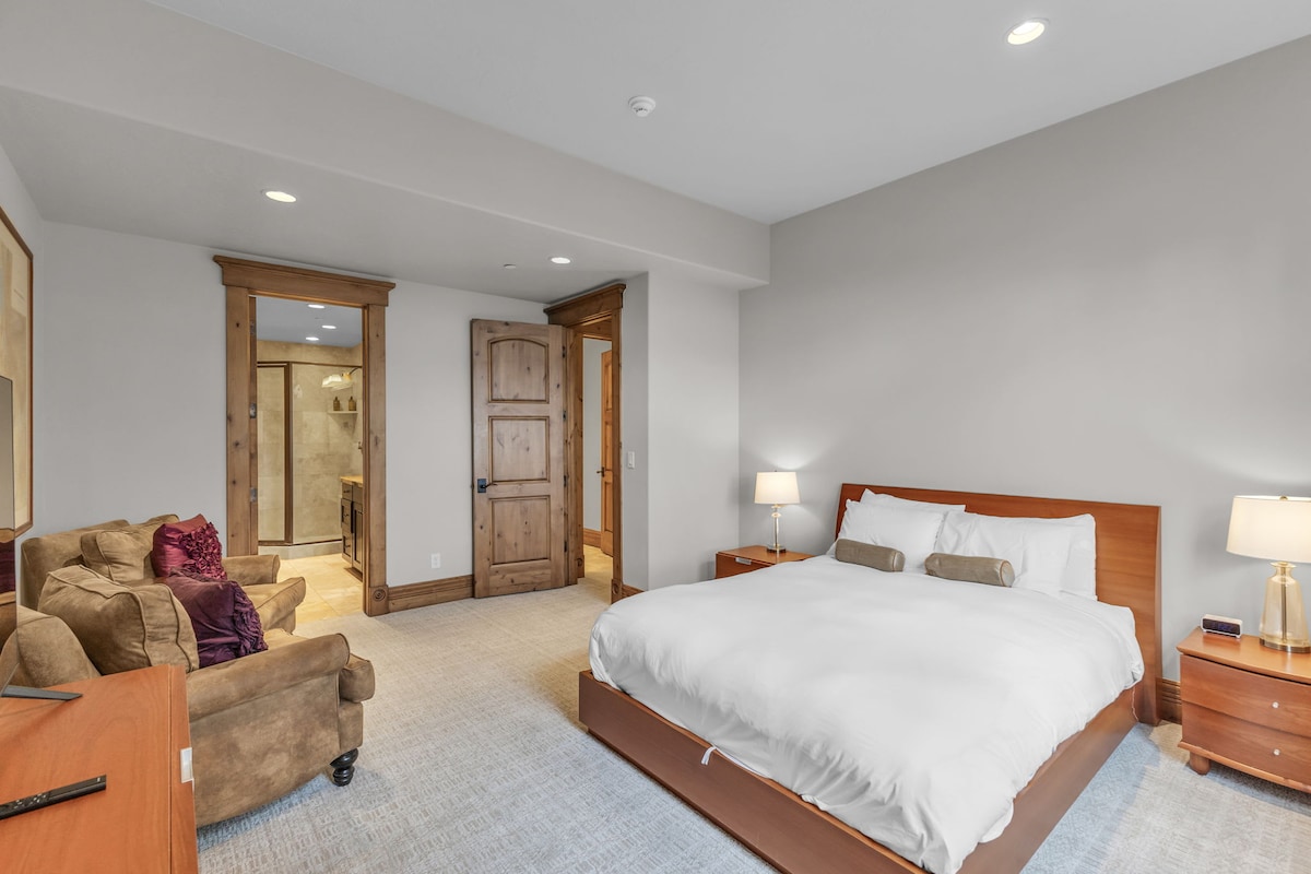 6 miegamasis: dvigulė lova, apatinis aukštas, vonios kambarys su vonios kambariu, išmanusis televizorius