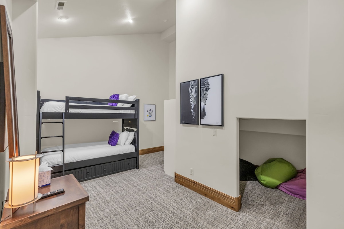 Miegamasis Nr. 2: dvigulė dvigulė lova, viršutinis aukštas, išmanusis televizorius