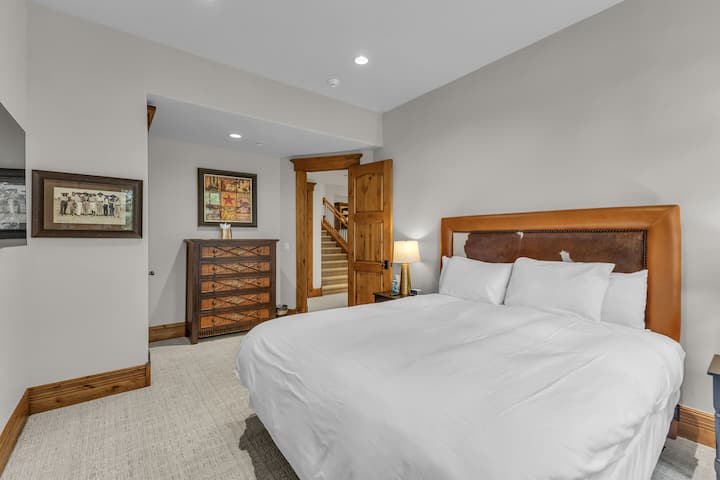 Спальня 5: ліжко розміру King size, нижній поверх, Smart TV, вікна з природним освітленням