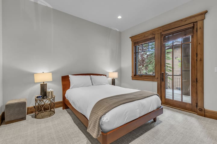 Спальня 4: велике двоспальне ліжко, нижній поверх, смарт-телевізор, доступ до гідромасажної ванни