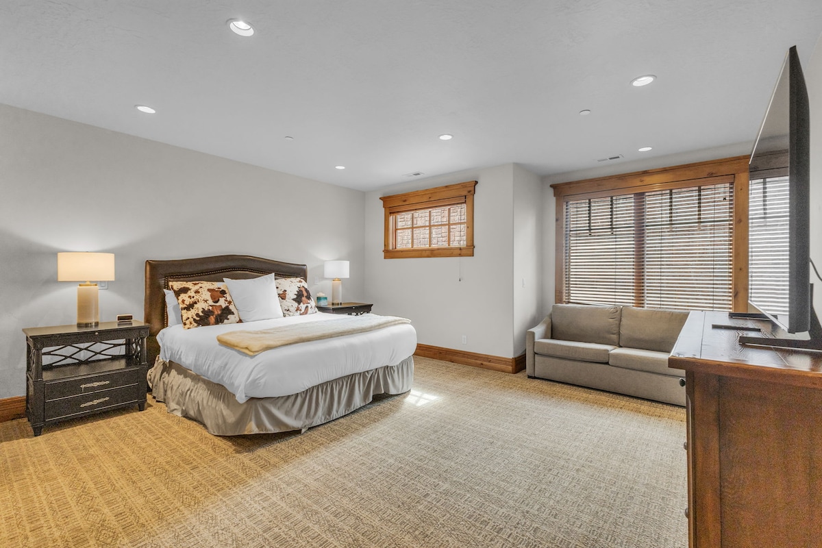 3 miegamasis: karališko dydžio lova, viršutinis aukštas, vonios kambarys su vonios kambariu, išmanusis televizorius