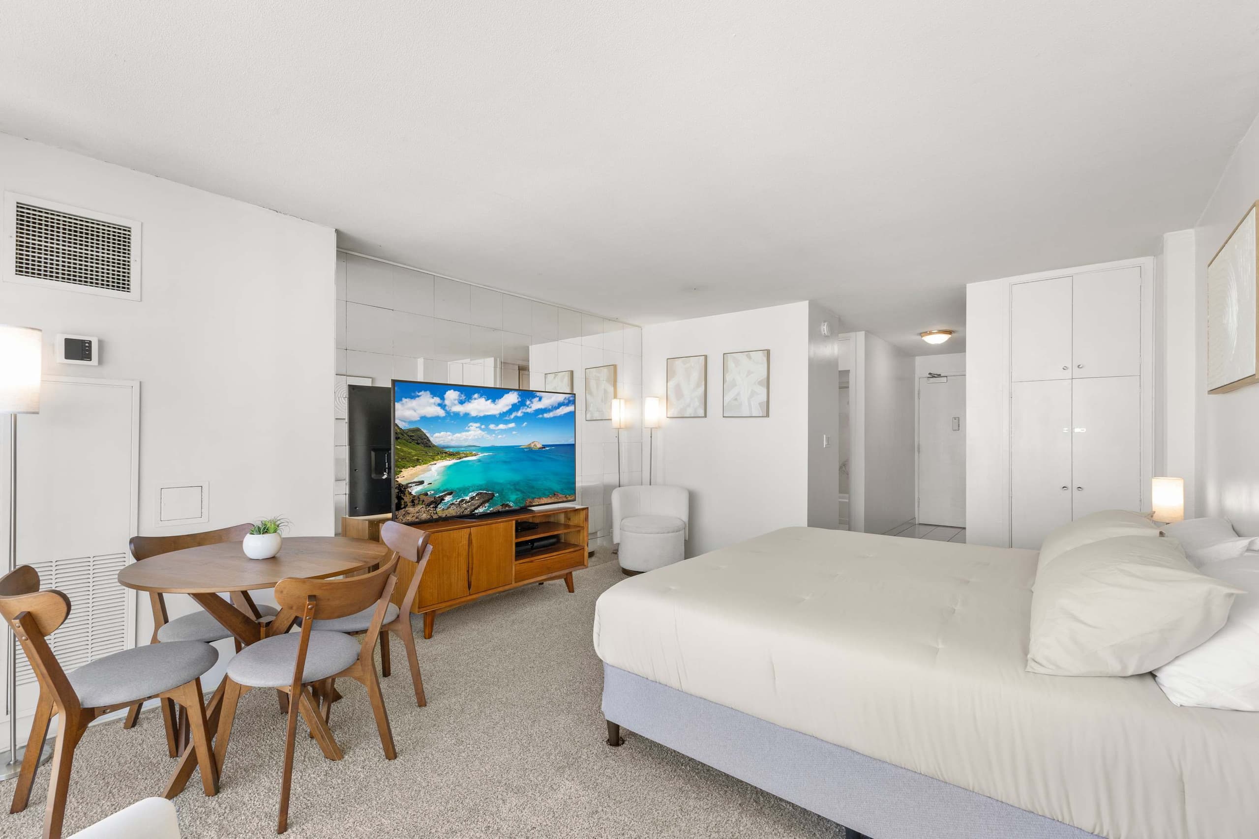 *TOP FLOOR* Waikīkī Studio steps from the ocean - Image 6