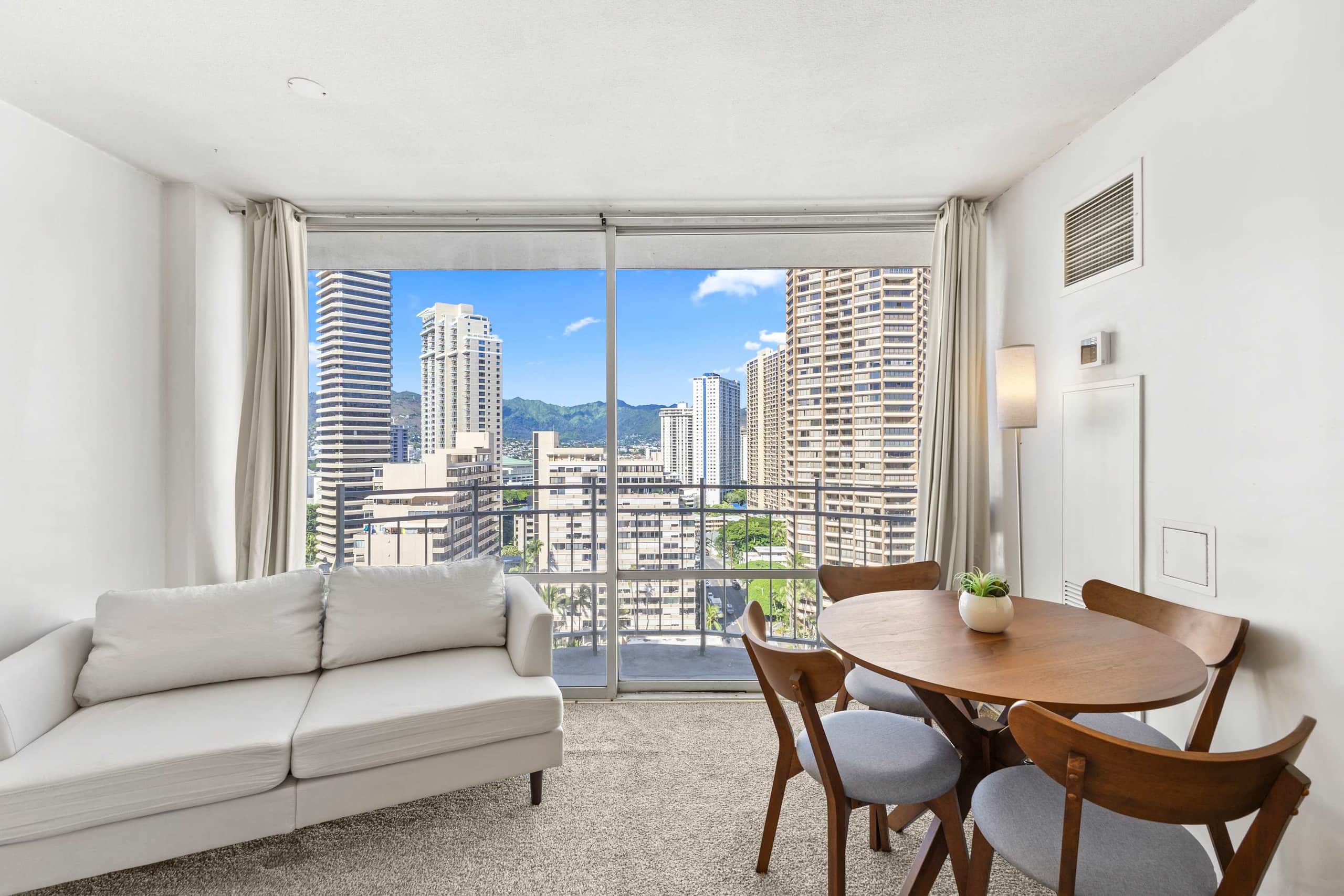 *TOP FLOOR* Waikīkī Studio steps from the ocean - Image 10