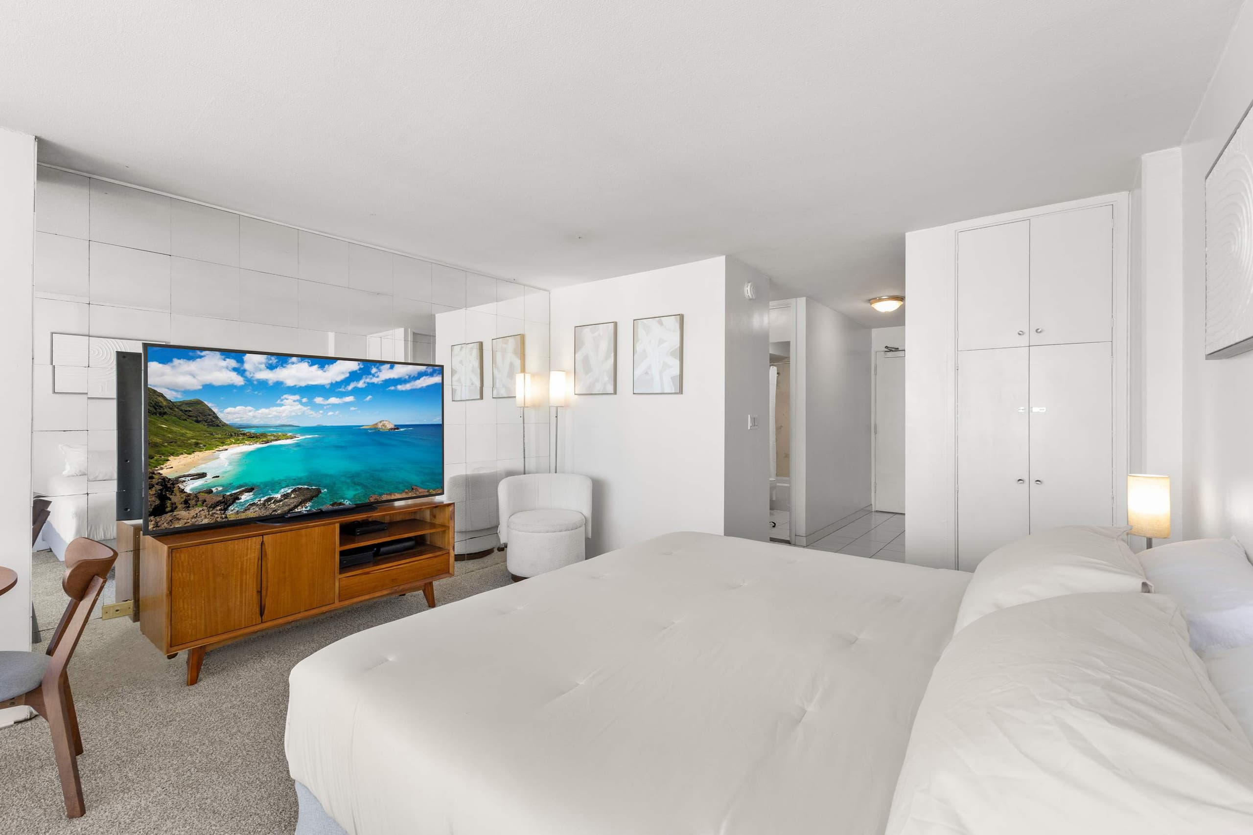 *TOP FLOOR* Waikīkī Studio steps from the ocean - Image 4