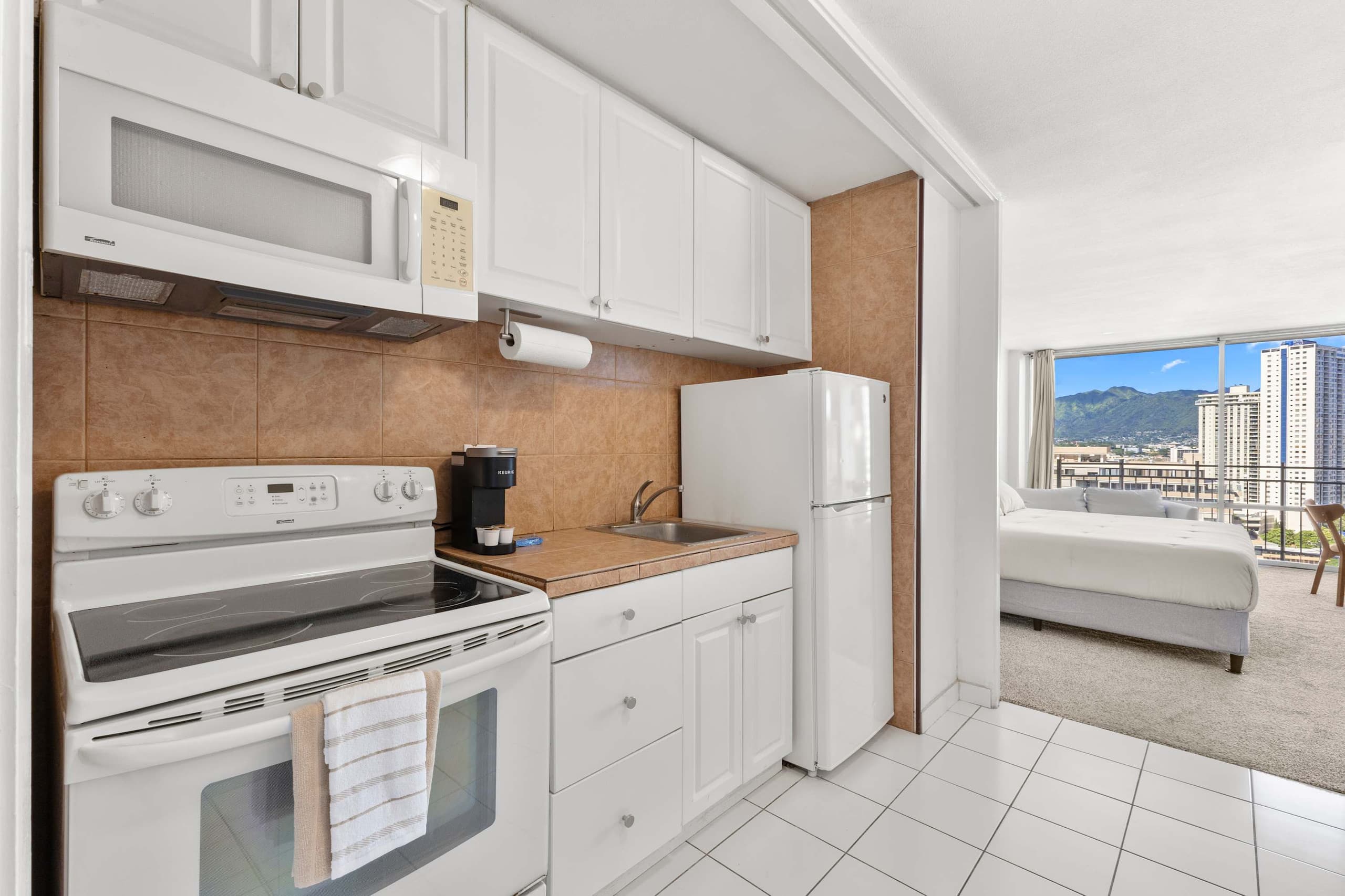 *TOP FLOOR* Waikīkī Studio steps from the ocean - Image 8