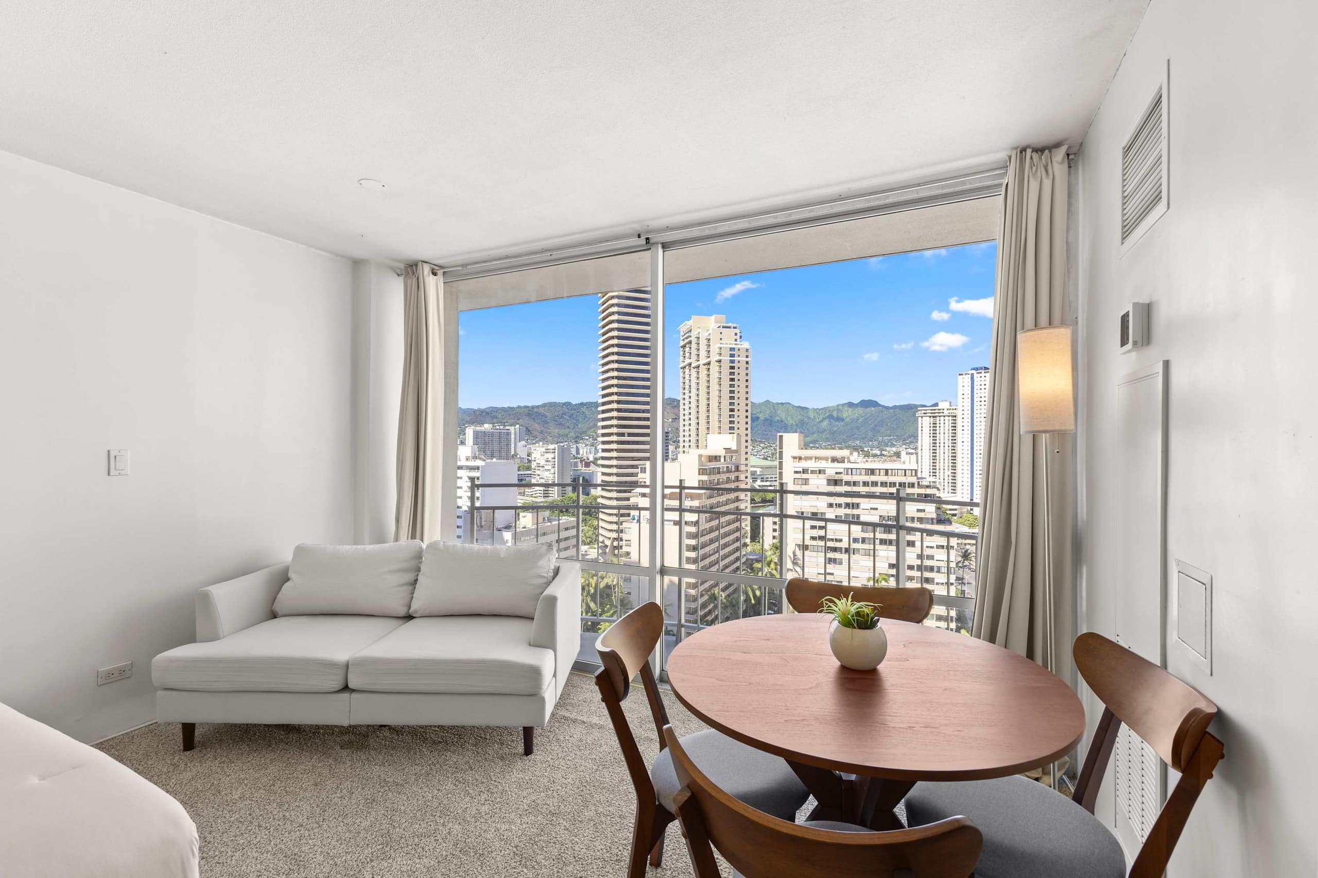 *TOP FLOOR* Waikīkī Studio steps from the ocean - Image 11