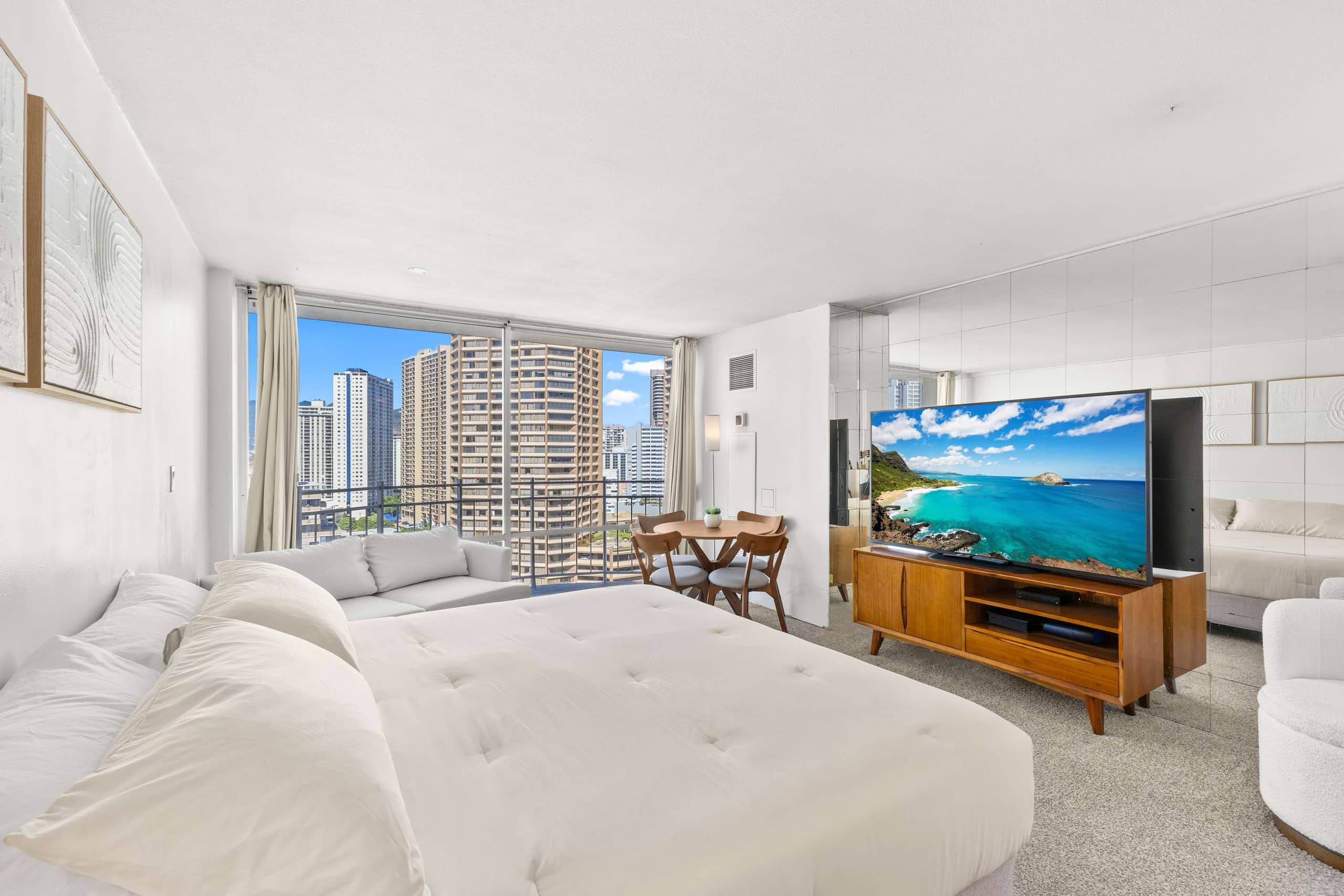 *TOP FLOOR* Waikīkī Studio steps from the ocean - Image 2