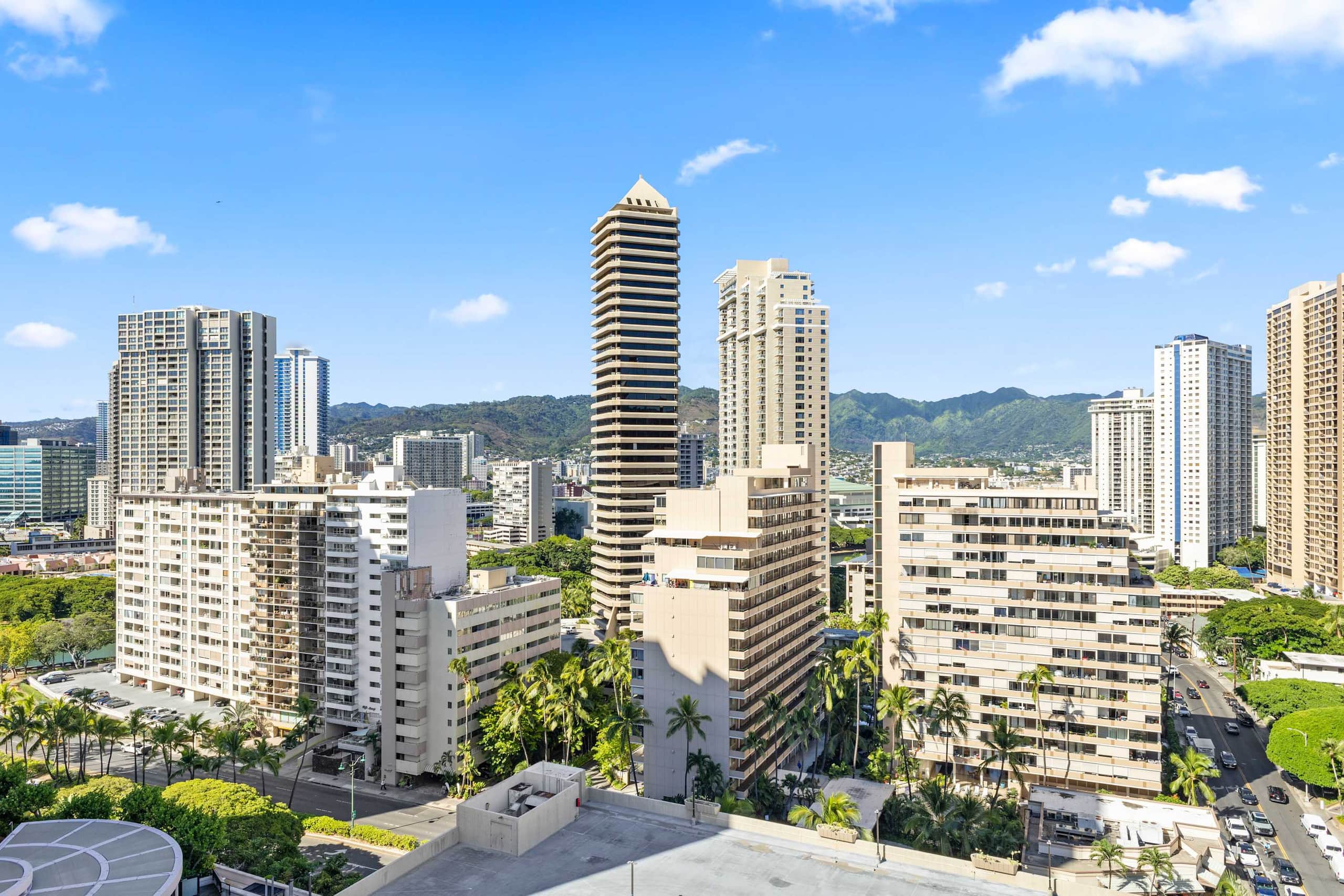 *TOP FLOOR* Waikīkī Studio steps from the ocean - Image 15