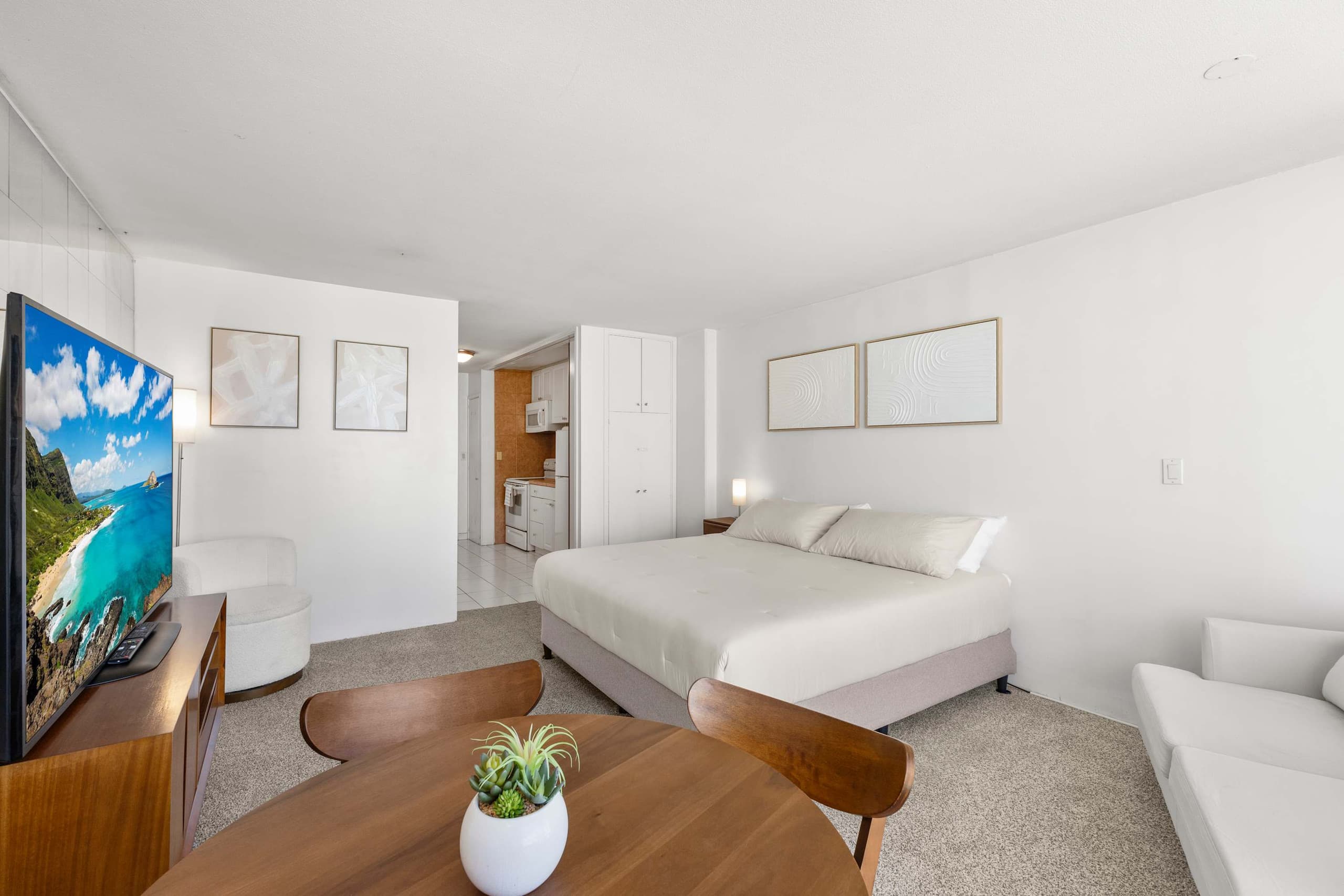 *TOP FLOOR* Waikīkī Studio steps from the ocean - Image 5
