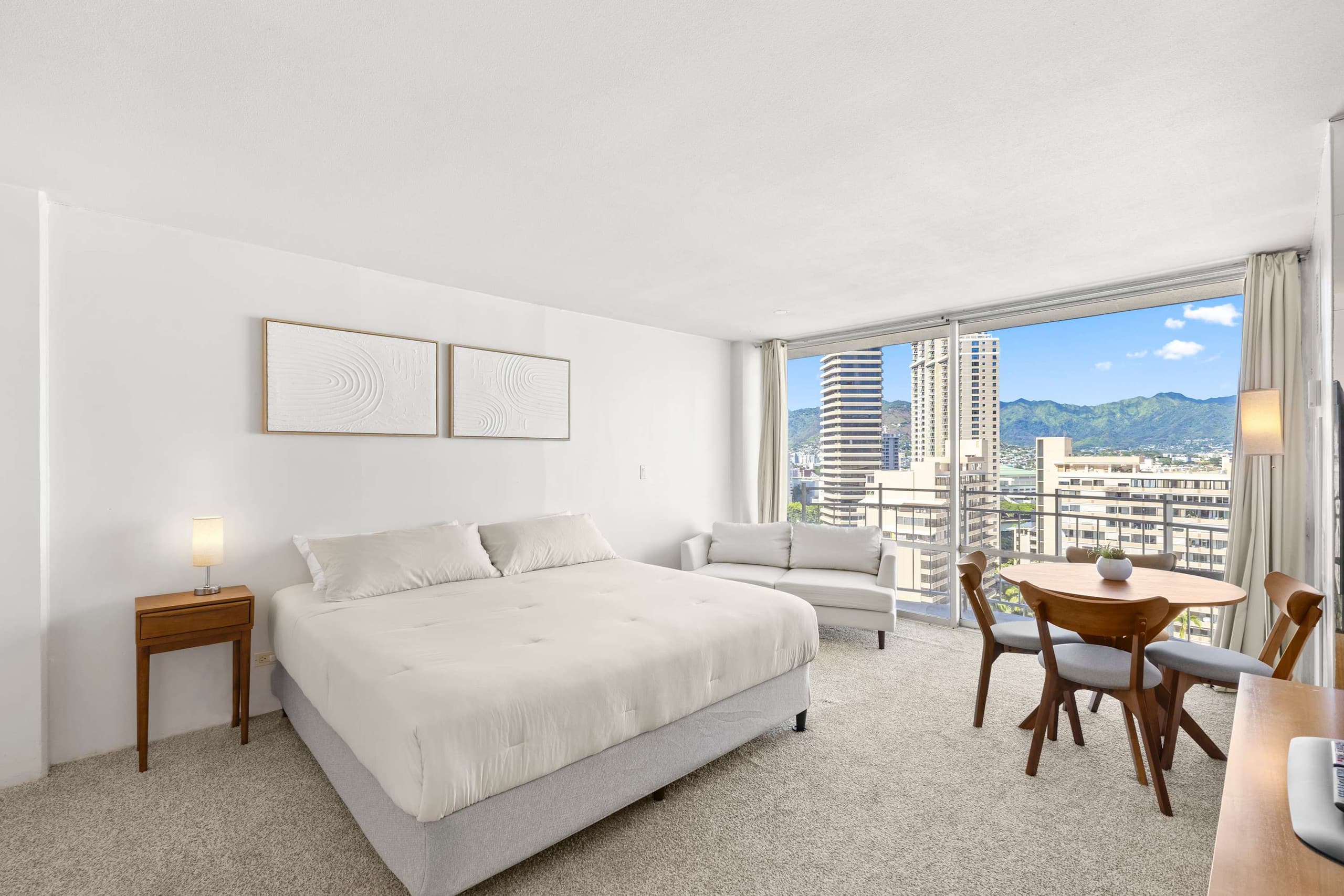 *TOP FLOOR* Waikīkī Studio steps from the ocean - Image 3