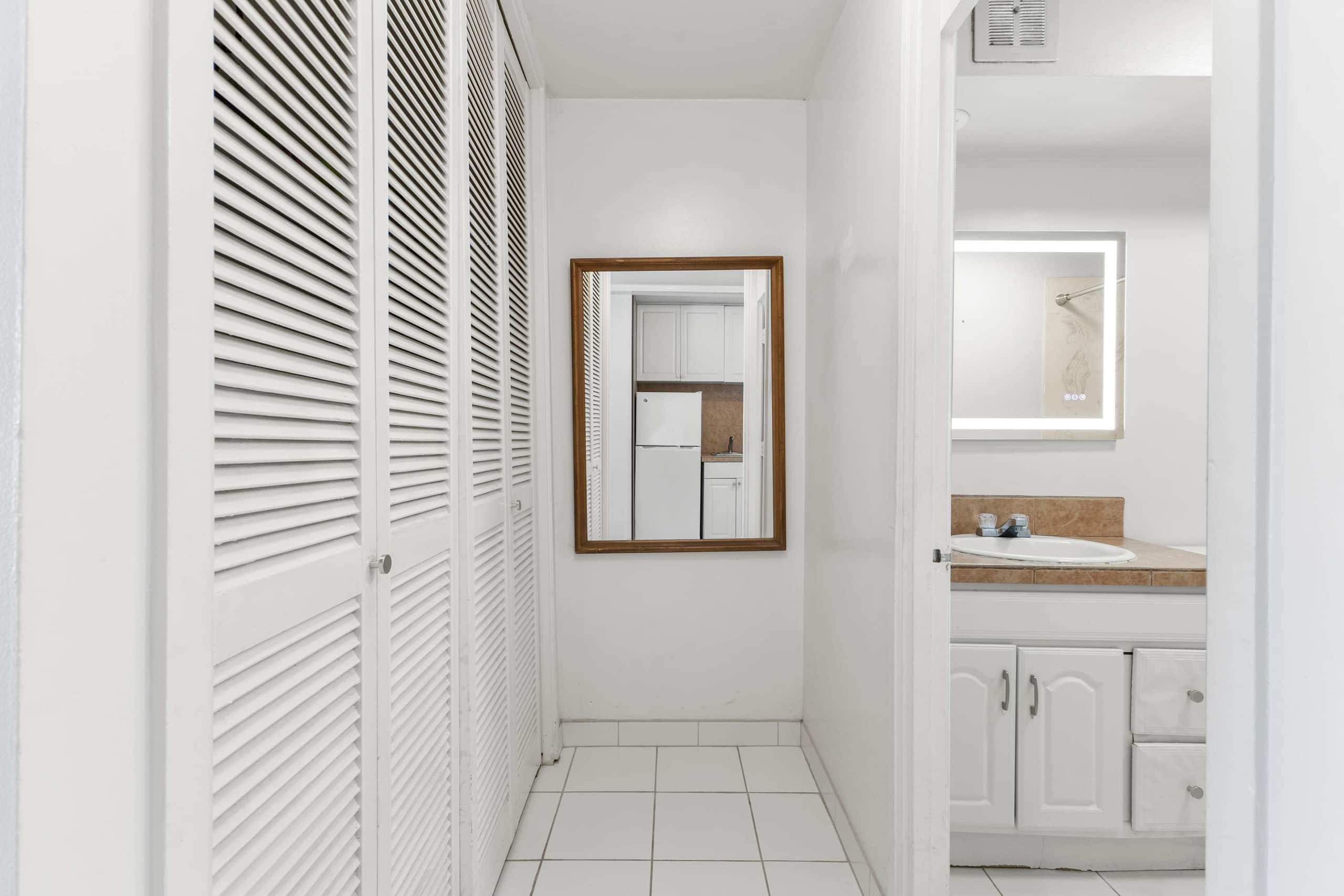 *TOP FLOOR* Waikīkī Studio steps from the ocean - Image 13